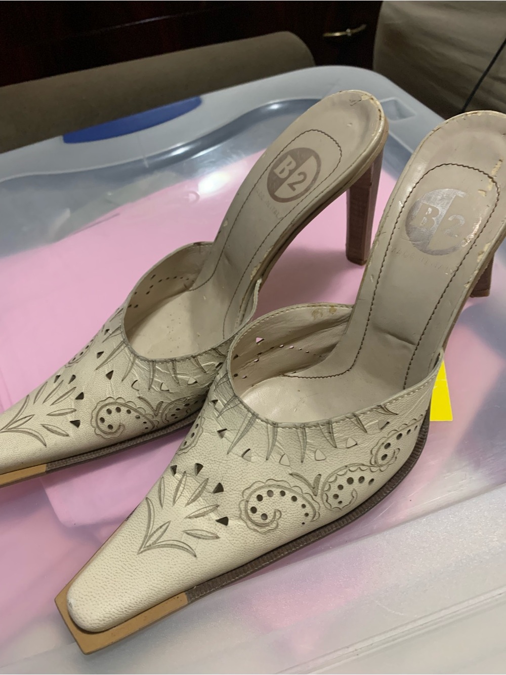Vintage B2 Cream Embossed Leather Pointed Mules